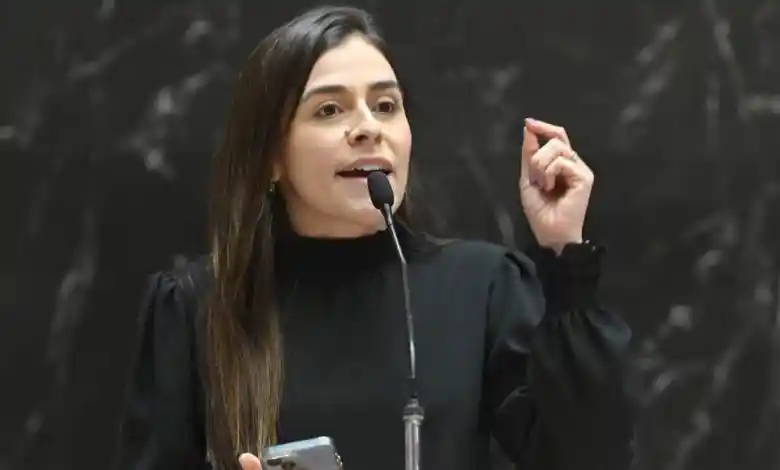 Lohanna expõe contradições do Novo liberdade de expressão até para pedófilos, diz parlamentar