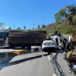 Acidente entre caminhões e carro deixa dois mortos, na BR-381