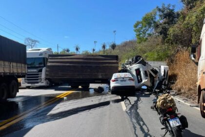 Acidente entre caminhões e carro deixa dois mortos, na BR-381