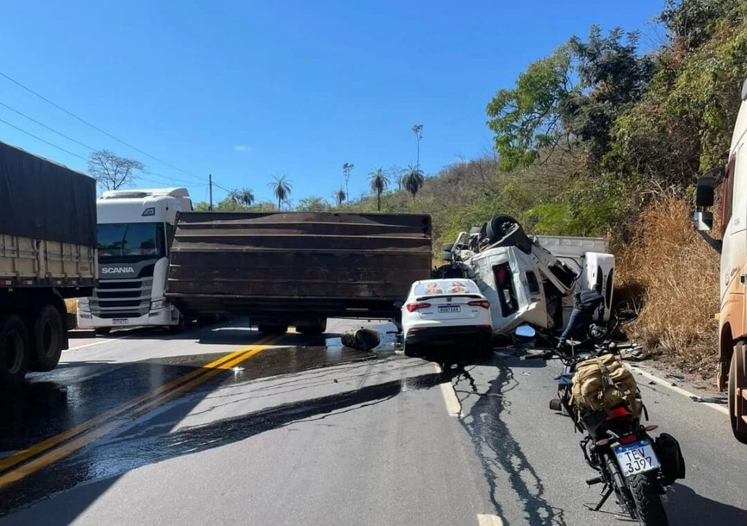 Acidente entre caminhões e carro deixa dois mortos, na BR-381