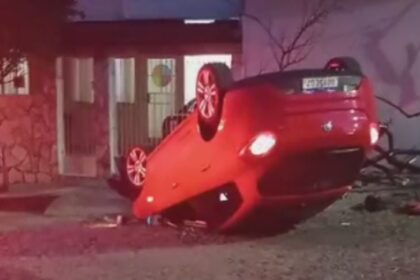 Imprudência e álcool mulher sem CNH capota carro após acelerar por engano em Divinópolis