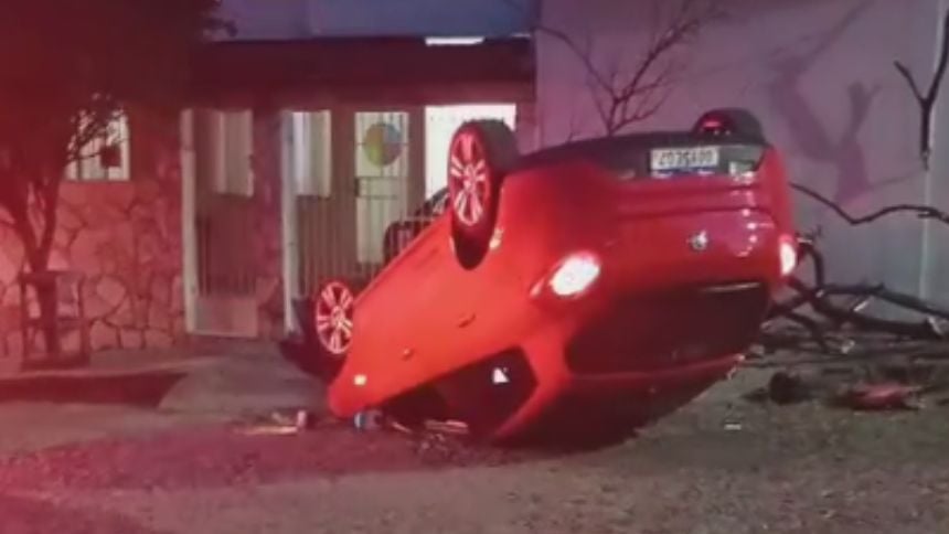 Imprudência e álcool mulher sem CNH capota carro após acelerar por engano em Divinópolis