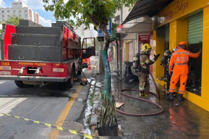 Incêndio atinge loja de cosméticos no Centro de Divinópolis neste domingo