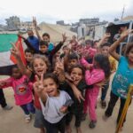 Israelenses e palestinos comemoram cessar-fogo histórico mediado por Trump em Gaza