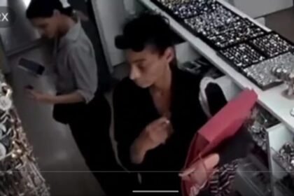 Mulher furta semijoias em loja do Centro de Divinópolis e é flagrada por câmeras