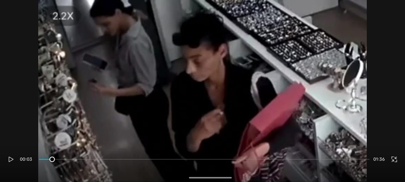 Mulher furta semijoias em loja do Centro de Divinópolis e é flagrada por câmeras