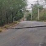 Queda de poste bloqueia acesso ao bairro Candelária, em Divinópolis