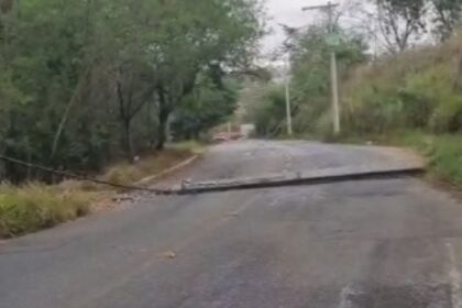Queda de poste bloqueia acesso ao bairro Candelária, em Divinópolis