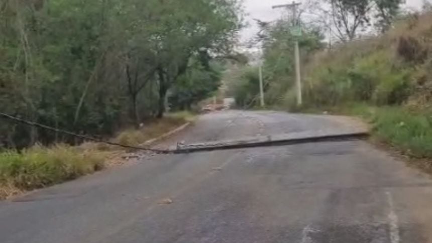 Queda de poste bloqueia acesso ao bairro Candelária, em Divinópolis