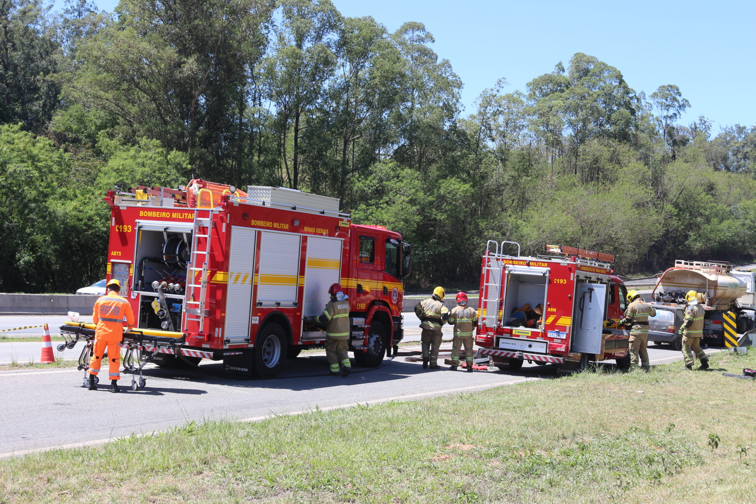 Simulado dos Bombeiros testa resposta a acidente com produtos perigosos na MG-050, em Divinópolis