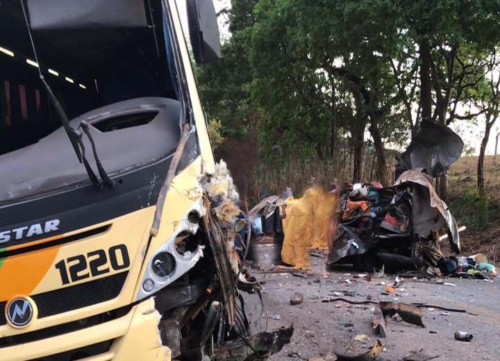 Tragédia na BR-352 colisão entre carro e micro-ônibus deixa três mortos