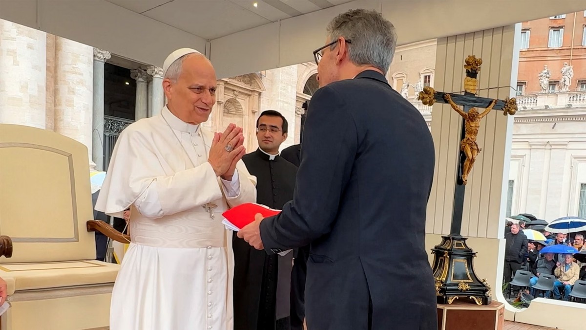 Vídeo Zema leva café, queijo e doce de leite mineiros ao Papa Leão XIV no Vaticano