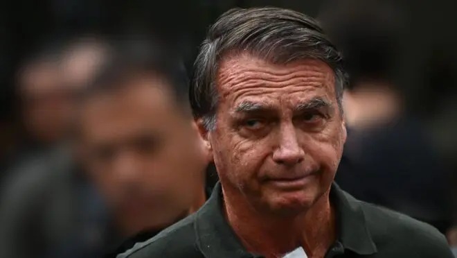 O colapso anunciado como a pandemia, a radicalização e a máquina de desinformação levaram Bolsonaro à maior condenação da história e a prisão