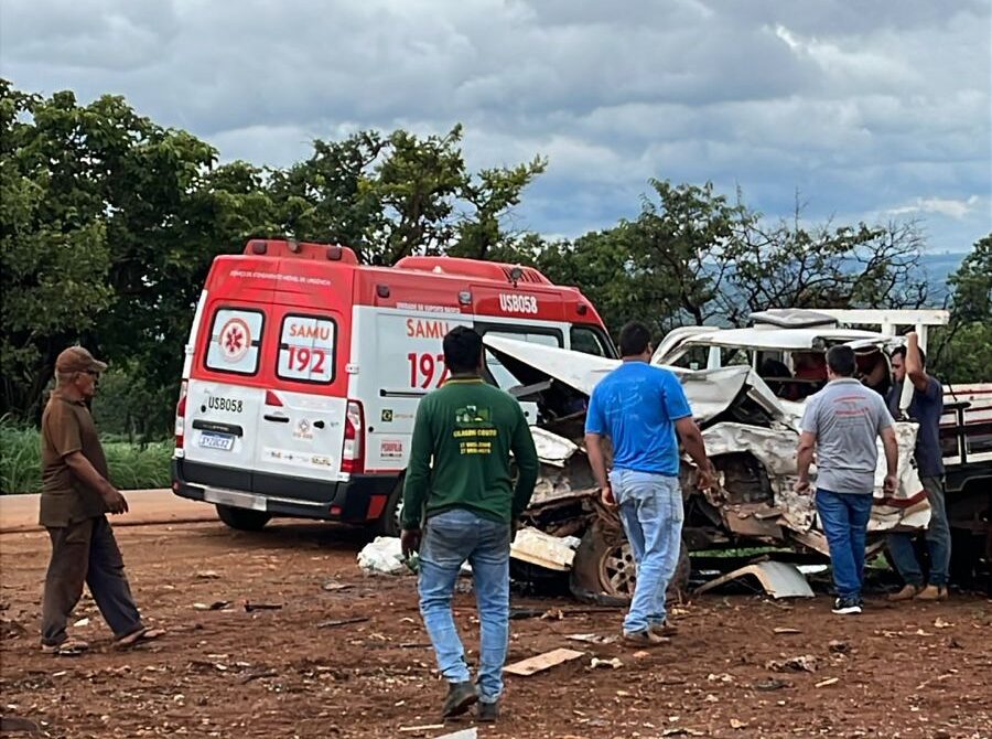 Acidente deixa jovem preso às ferragens na MG-164 em Martinho Campos