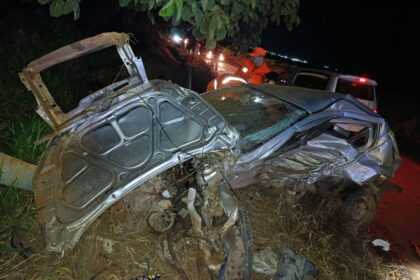 Acidente entre dois carros deixa um morto e dois feridos na MG-429, em Santo Antônio do Monte