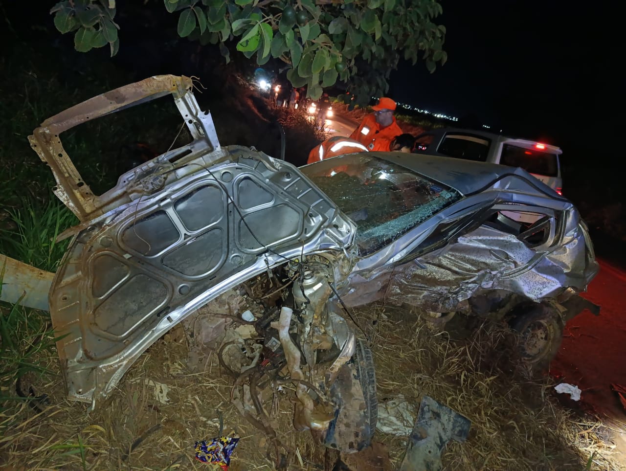 Acidente entre dois carros deixa um morto e dois feridos na MG-429, em Santo Antônio do Monte