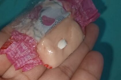 Áudio Criança passa mal após comer bala distribuída por pessoas fantasiadas de Papai Noel em praça de São Gonçalo do Pará