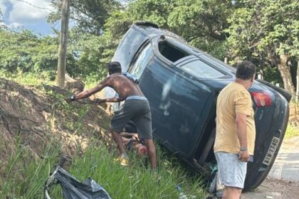 Homem morre após capotamento de carro na entrada do bairro Jardinópolis, em Divinópolis