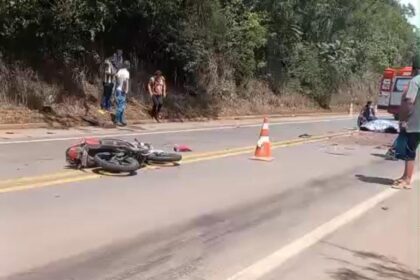 Motociclista morre em grave colisão com carreta na MG-431, em Itaúna