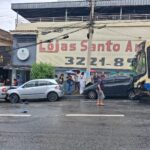 Ônibus teria sido fechado por Civic branco, dizem passageiros; acidente atinge 6 carros e 2 motos no Centro