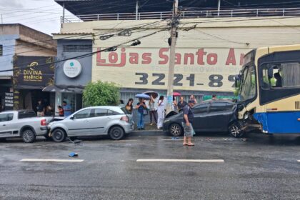 Ônibus teria sido fechado por Civic branco, dizem passageiros; acidente atinge 6 carros e 2 motos no Centro