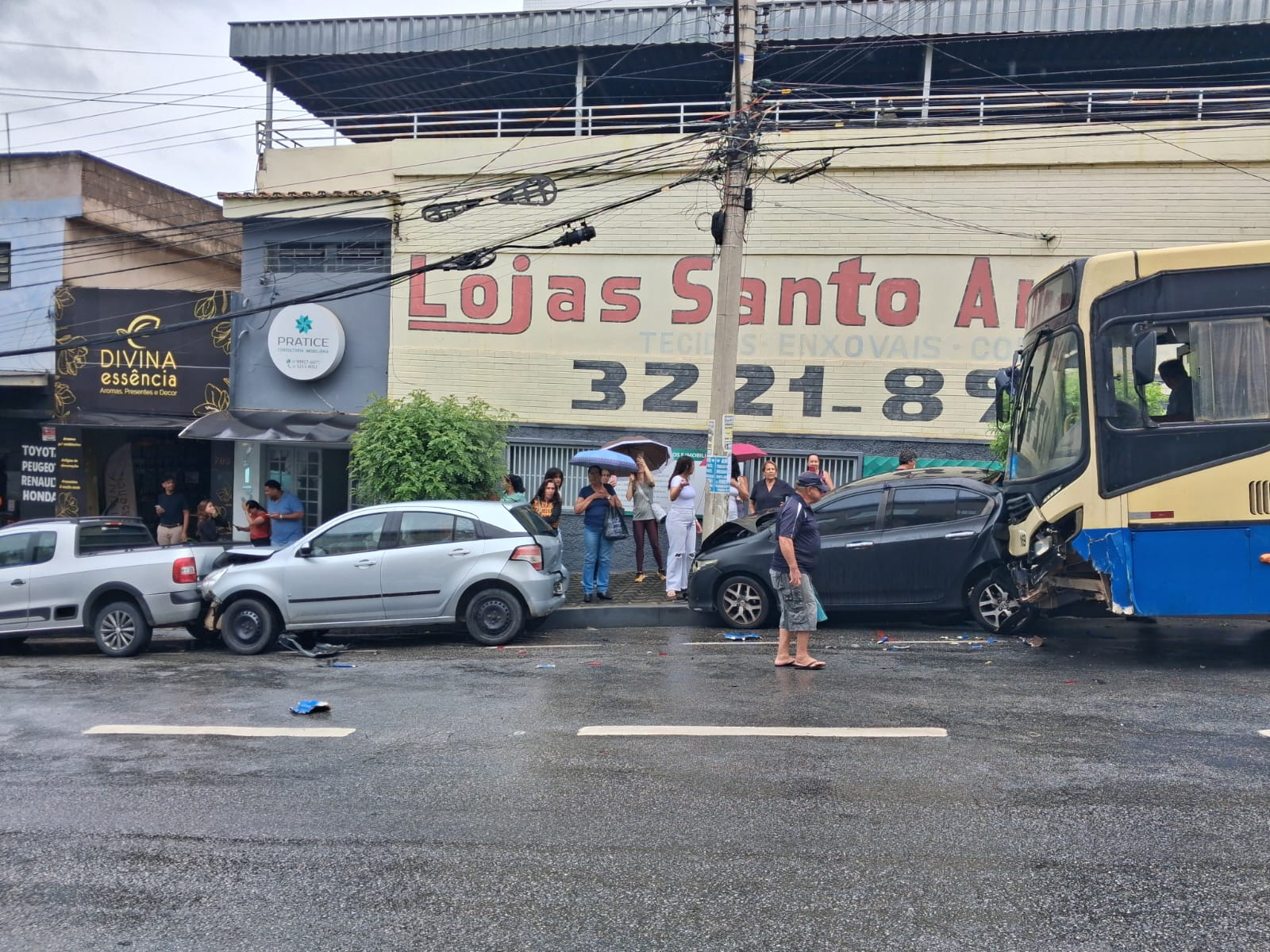 Ônibus teria sido fechado por Civic branco, dizem passageiros; acidente atinge 6 carros e 2 motos no Centro