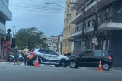 Acidente: Carro que faz o monitoramento do vaga azul se envolve em batida no Centro de Divinópolis