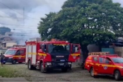 Incêndio em Divinópolis mulher é resgatada com ferimentos graves após colocar fogo na própria casa