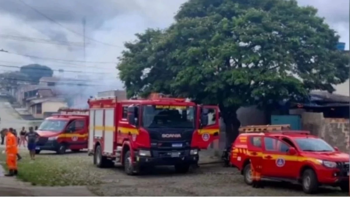 Incêndio em Divinópolis mulher é resgatada com ferimentos graves após colocar fogo na própria casa
