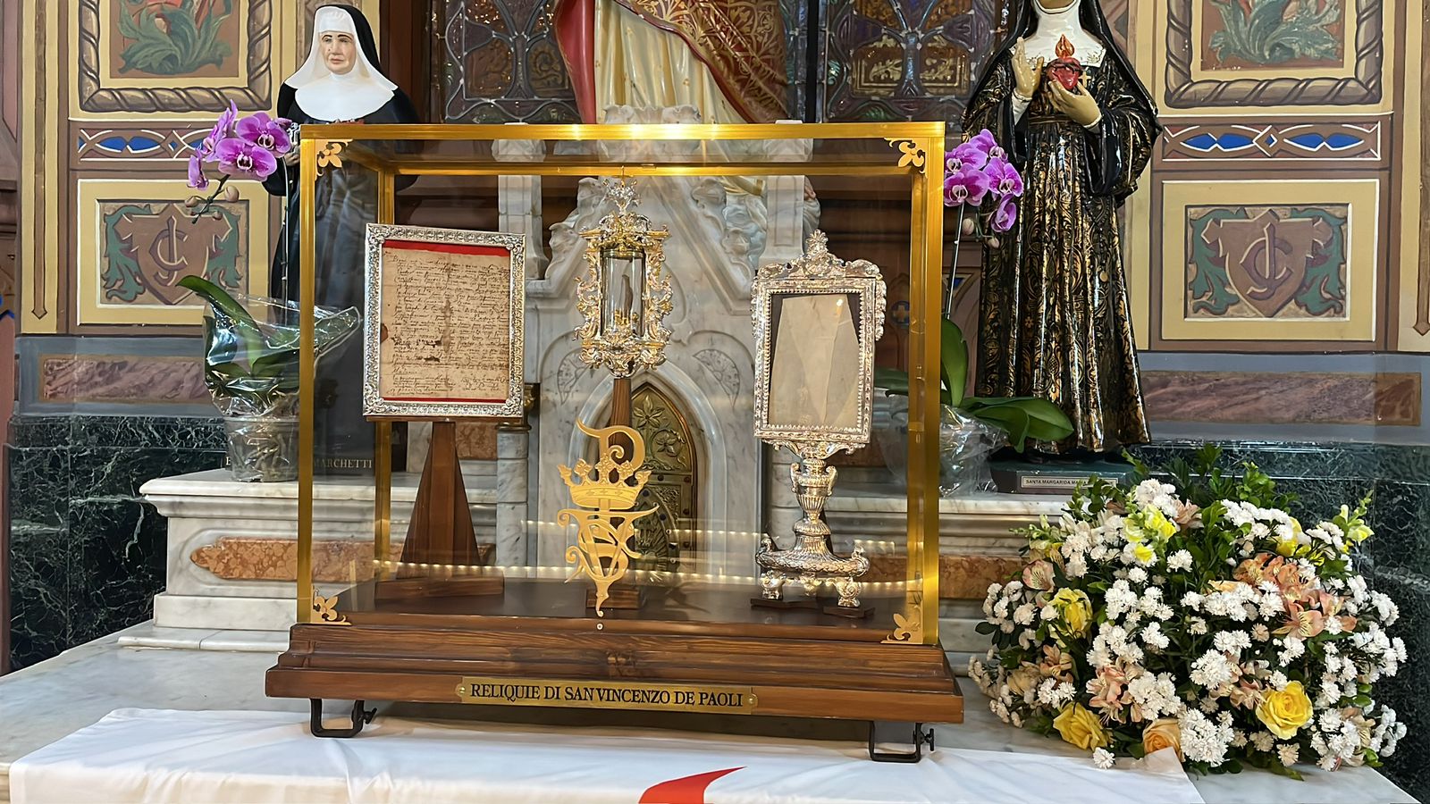 Relíquias de São Vicente de Paulo percorrem paróquias da Diocese de Divinópolis em peregrinação