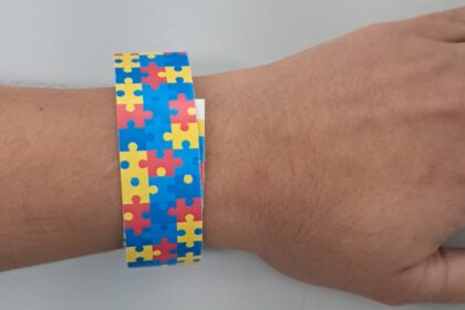 UPA de Divinópolis implanta pulseira para identificar pacientes com autismo
