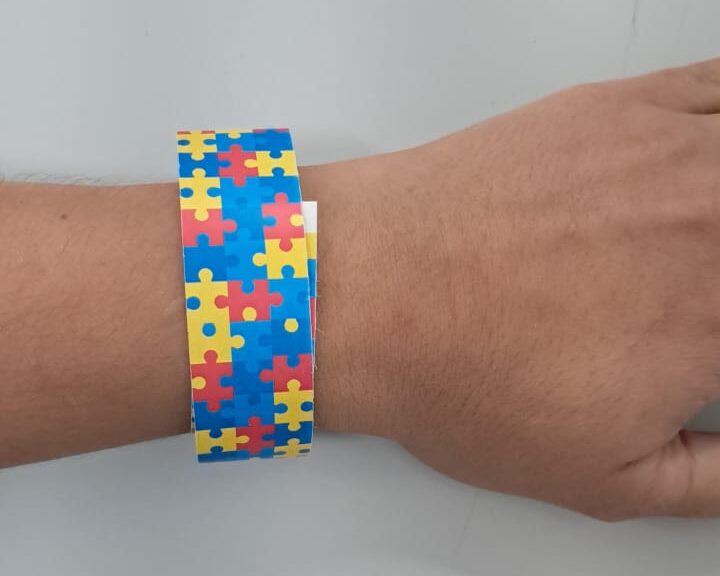 UPA de Divinópolis implanta pulseira para identificar pacientes com autismo