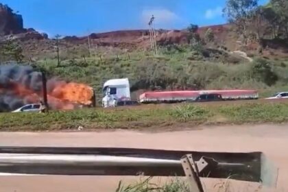 Vídeo impressionante Ônibus em chamas anda sem motorista e provoca interdição total na Fernão Dias