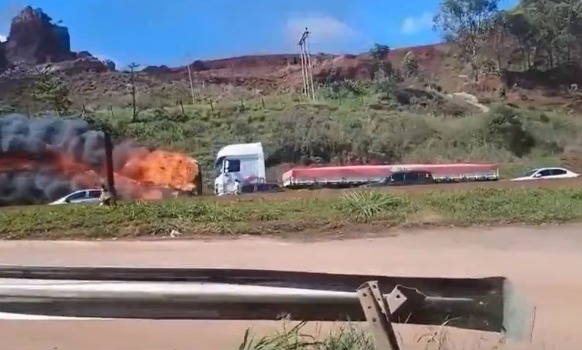 Vídeo impressionante Ônibus em chamas anda sem motorista e provoca interdição total na Fernão Dias