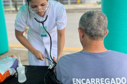 Folia Consciente Complexo de Saúde São João de Deus distribui kits e realiza exames em circuito da Avenida Paraná