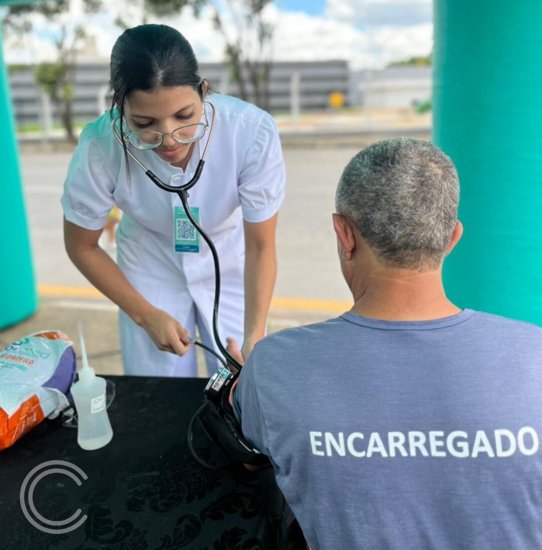 Folia Consciente Complexo de Saúde São João de Deus distribui kits e realiza exames em circuito da Avenida Paraná