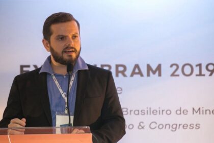 Hidelbrando Neto ex-vice-prefeito de Itaúna retorna ao Brasil para prisão domiciliar e é visto em loja de Divinópolis
