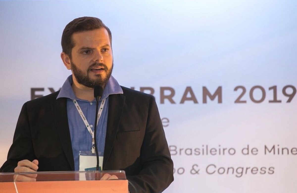 Hidelbrando Neto ex-vice-prefeito de Itaúna retorna ao Brasil para prisão domiciliar e é visto em loja de Divinópolis