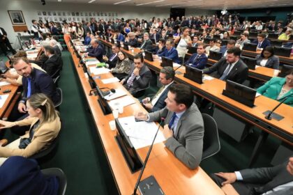 Trabalho em Pauta Entenda a diferença entre o PL de Lula e a PEC da Câmara para acabar com a jornada 6x1