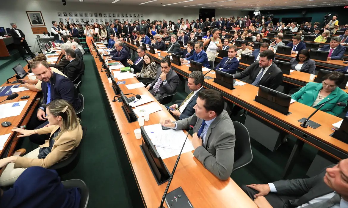 Trabalho em Pauta Entenda a diferença entre o PL de Lula e a PEC da Câmara para acabar com a jornada 6x1
