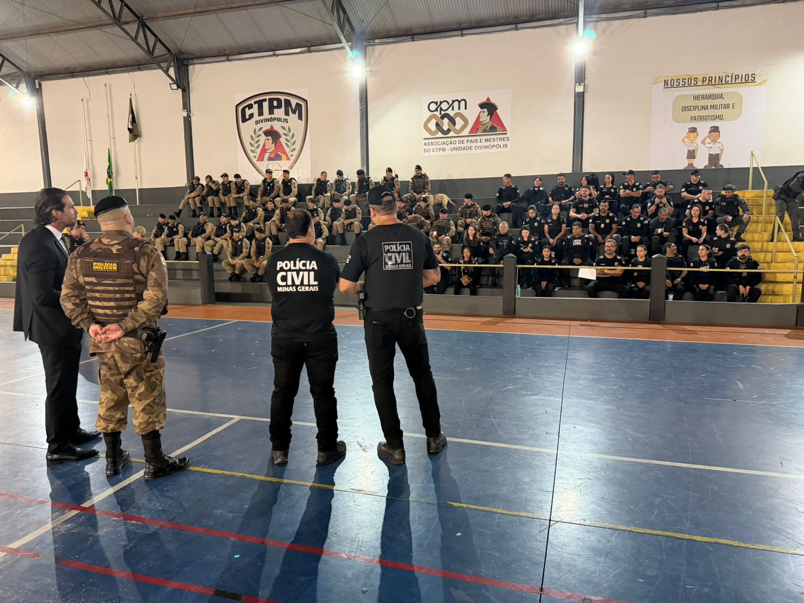 União de Forças Operação com 80 policiais e helicóptero desarticula empresa de roubo de carros em Minas