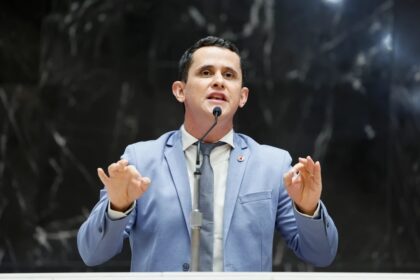 Eduardo Azevedo é o deputado estadual que mais destinou emendas para Divinópolis; Leandro Genaro, Noraldino Júnior e Macaé Evaristo não destinaram nada