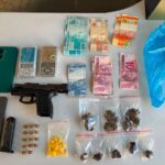 Operação conjunta em Cláudio prende dois e apreende pistola, drogas e dinheiro