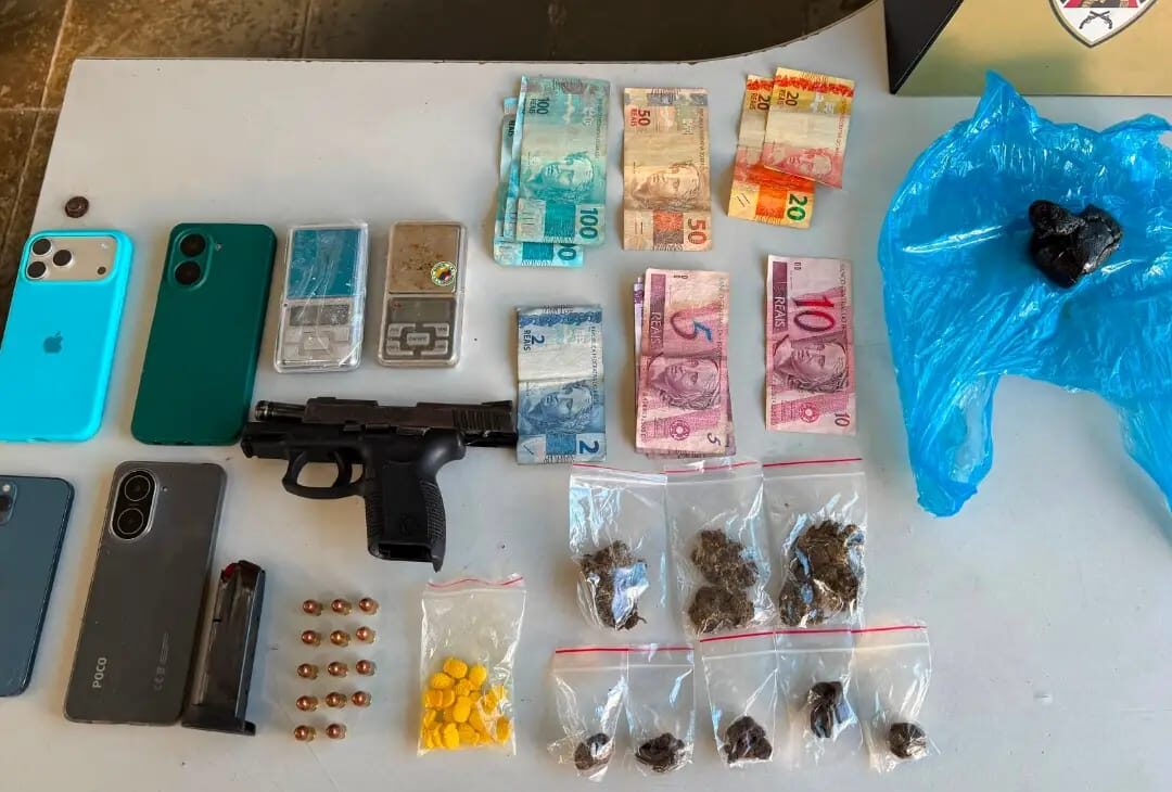 Operação conjunta em Cláudio prende dois e apreende pistola, drogas e dinheiro
