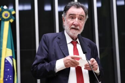 Candidato do PT ao Governo de Minas, Patrus Ananias, evita propostas concretas, se exalta em sabatina e ignora segurança