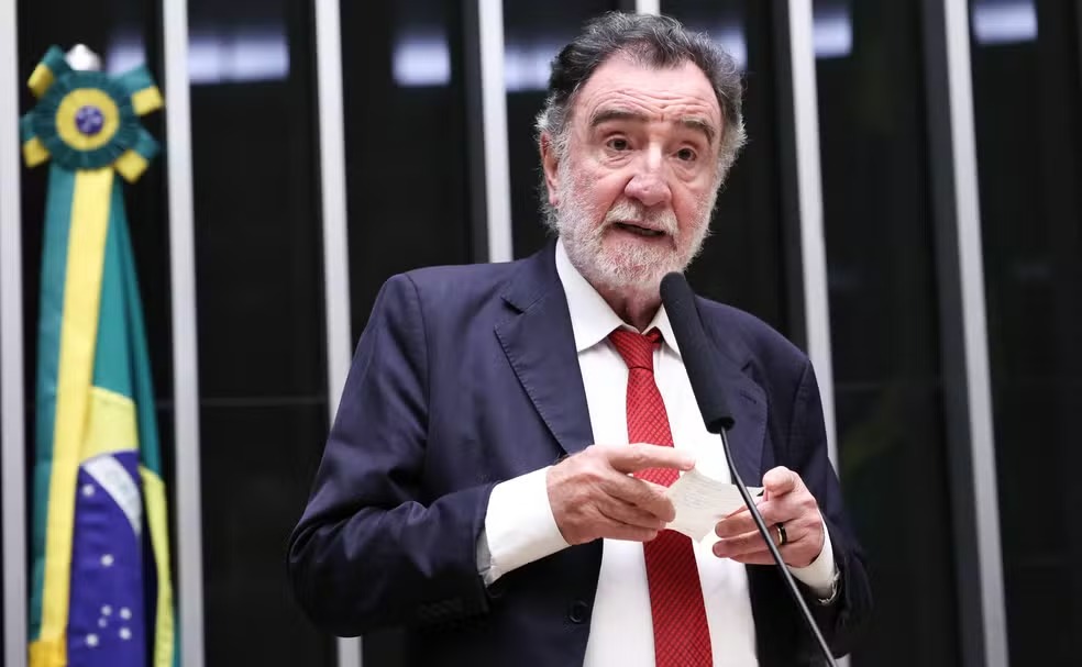 Candidato do PT ao Governo de Minas, Patrus Ananias, evita propostas concretas, se exalta em sabatina e ignora segurança
