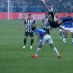 STJD denuncia Kaio Jorge por entrada em Ruan no clássico; atacante do Cruzeiro pode pegar até seis jogos de suspensão